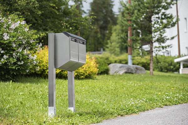 Stalan PL-3 postilaatikot ryhmäasennuksessa kadulla