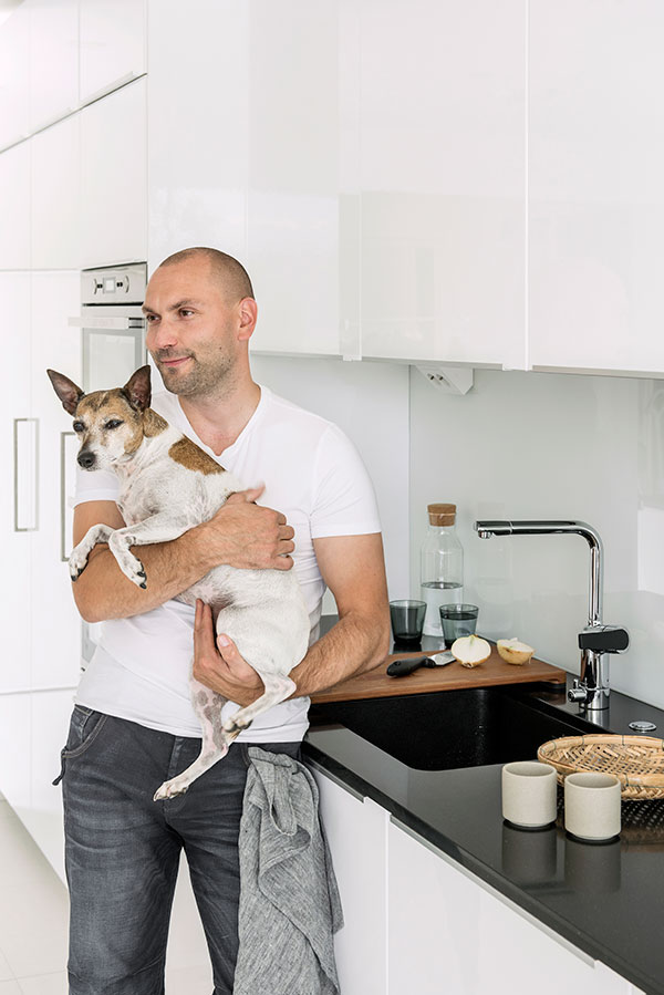 Stala-keittiöremontti-valmis-koira-köksrenovering-klar-hund-web.jpg