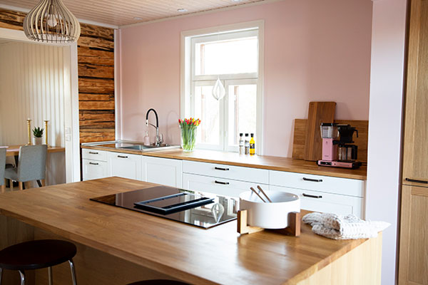Valmis-keittiö-saareke-renovering-köksö-massivträ.jpg