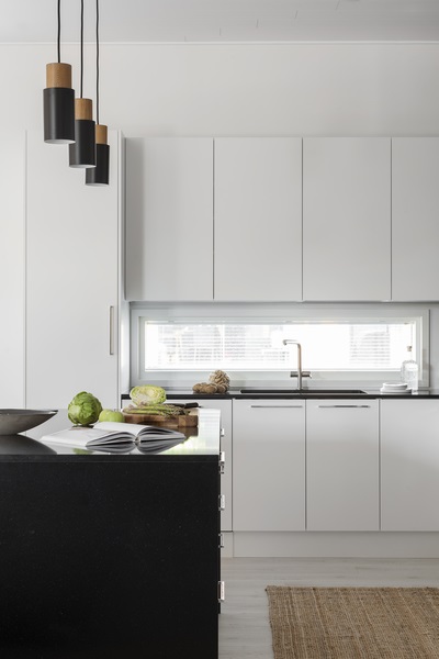 01_Villa Ilta_black_white_kitchen_02.jpg
