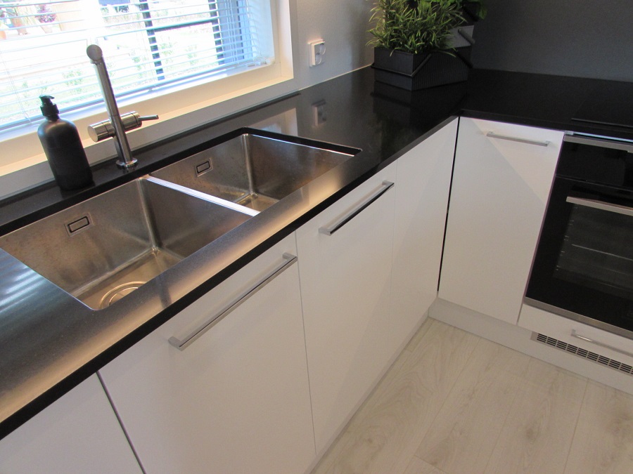 01_Villa Ilta_black_white_kitchen_03.jpg