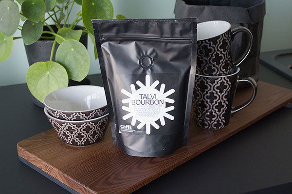 Caffin kahvia ja Stalan SET-2 puuleikkuulauta