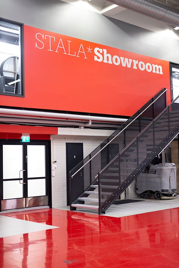 Stalan showroom sijaitsee tehtaan yhteydessä