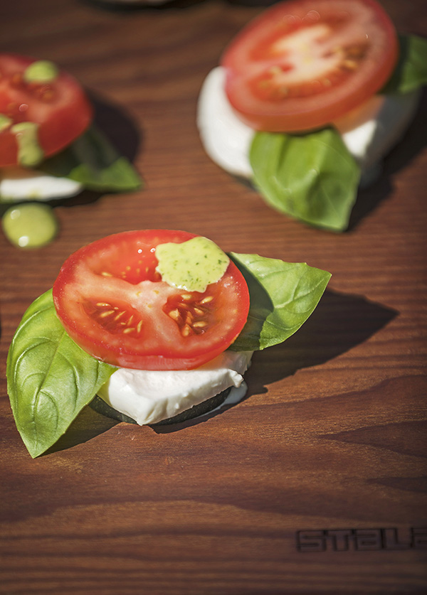 Caprese burgerit leikkuulaudan päällä